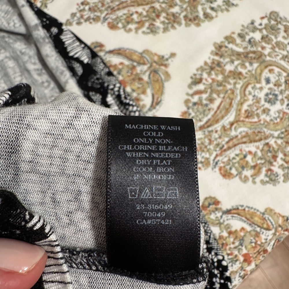 Ann Taylor Black and White Knit Top - Picture 9 of 10